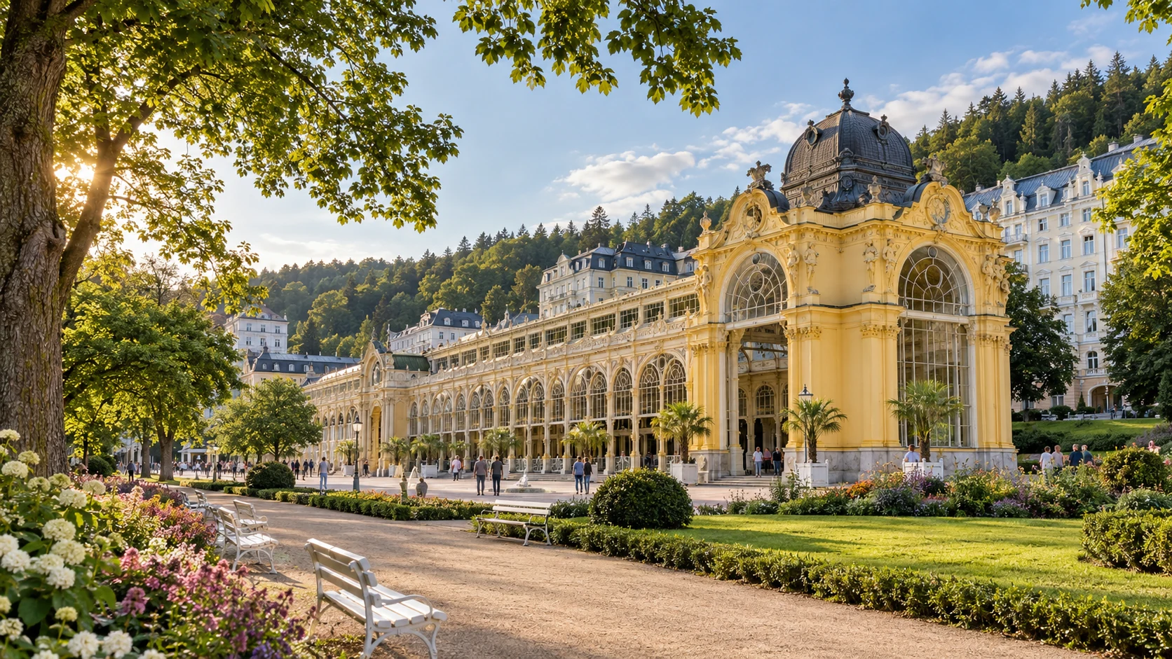 Kolonnade und Parkwege in Marienbad im warmen Nachmittagslicht